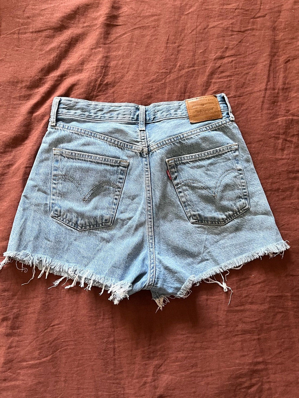 Levi’s Ribcage Shorts - Picture 2 of 5